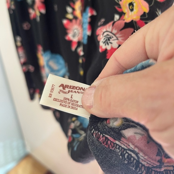 Spring like Tunic top, flattering. Floral bell sleeve Size large - Picture 4 of 6